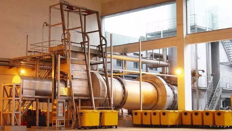 通過燃燒（焚燒）方式處理固體廢物的兩個優點和缺點是什么？